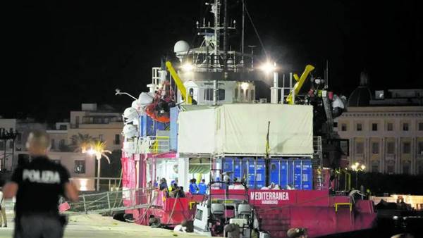 Migranti, delegazione Pd sulla nave della Ong che ha sfidato la legge Migranti, delegazione Pd sulla nave della Ong che ha sfidato la legge