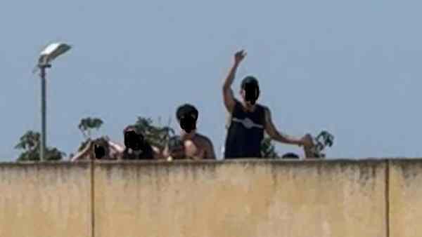 Migranti, 24 ore di proteste nel Cpr di Bari Palese: struttura fortemente danneggiata