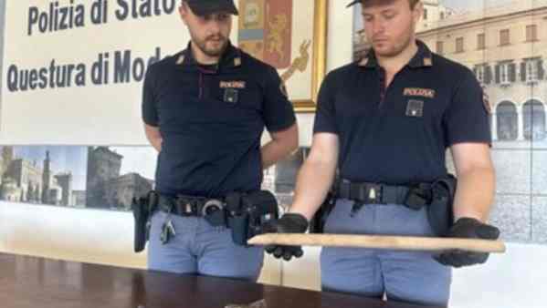 Modena, occupa una casa e prende a bastonate i vicini: arrestato ivoriano