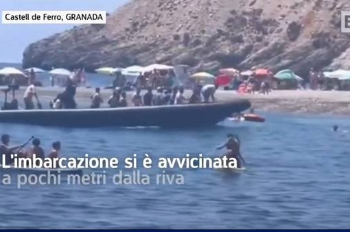 Spagna, migranti sbarcano su una spiaggia
