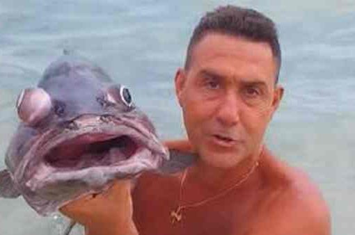 Vannacci provoca la sinistra con un pesce morto: ira degli animalisti Roberto Vannacci
