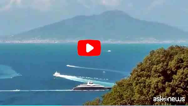 Zuckerberg e la sua flotta nel mare del golfo di Napoli