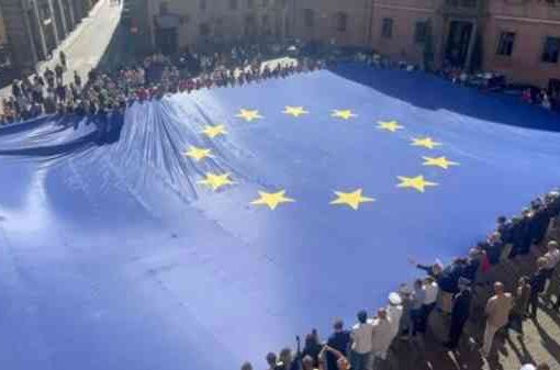 A Viterbo esposta la bandiera UE piu grande del mondo bandiera UE Viterbo