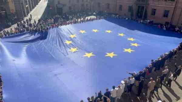 A Viterbo esposta la bandiera UE piu grande del mondo