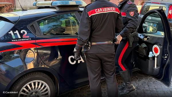 Sul furgone con moto rubate, ghanese fugge all’alt e ferisce a morsi un carabiniere