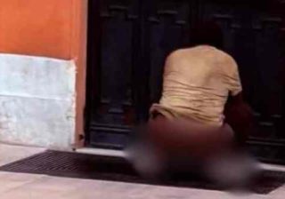 Bari, straniero defeca davanti alla stazione centrale