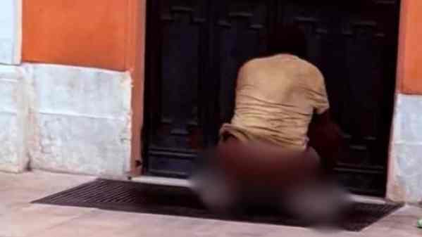 Bari, straniero defeca davanti alla stazione centrale Bari, straniero defeca davanti alla stazione centrale