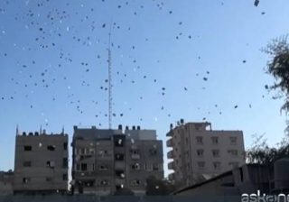 Pioggia di volantini su Gaza city