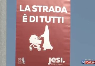 Jesi, una donna in burqa sul cartello stradale