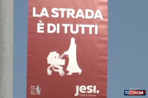 Jesi, una donna in burqa sul cartello stradale Jesi, una donna in burqa sul cartello stradale