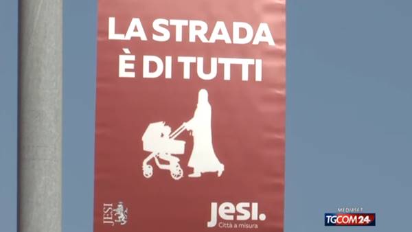 Jesi, una donna in burqa sul cartello stradale Jesi, una donna in burqa sul cartello stradale