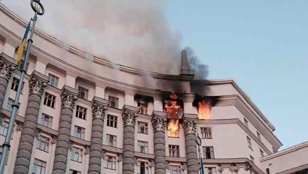 attacco russo a kiev danneggiato palazzo del governo