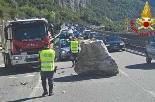 Lecco, grande masso cade su ferrovia e poi in strada: stop treni Lecco, grande masso cade su ferrovia