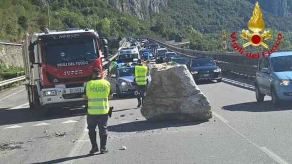 Lecco, grande masso cade su ferrovia e poi in strada: stop treni