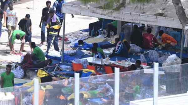 migranti 297 sbarcati a lampedusa