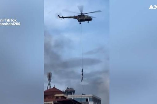 Proteste in Nepal, parlamentari fuggono appesi a un elicottero Nepal