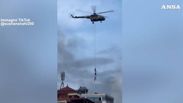 Proteste in Nepal, parlamentari fuggono appesi a un elicottero
