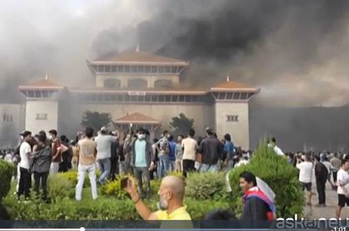 Proteste in Nepal, a fuoco palazzi governativi e residenza del primo ministro Proteste in Nepal