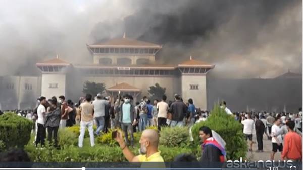 Proteste in Nepal, a fuoco palazzi governativi e residenza del primo ministro
