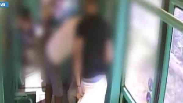 Milano, ipovedente picchiato e rapinato in tram: arrestati due marocchini pluripregiudicati