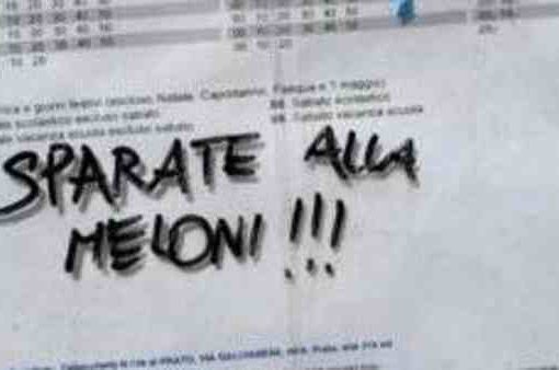 Prato, scritta alla fermata del bus: “sparate alla Meloni” Prato, scritta alla fermata del bus: "sparate alla Meloni"