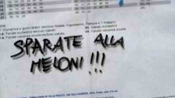 Prato, scritta alla fermata del bus: “sparate alla Meloni”