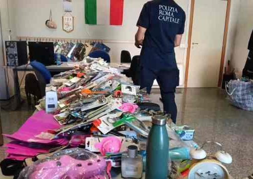 Roma, blitz nel campo Rom: trovati 4 minori abbandonati e merce rubata Blitz nel campo rom di via Salone
