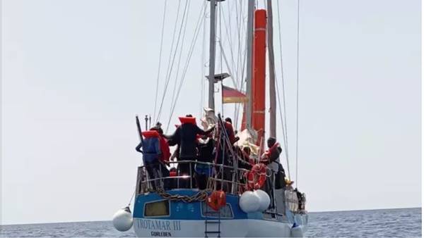 Migranti, giudici si schierano con la Ong: sospeso un altro fermo nave