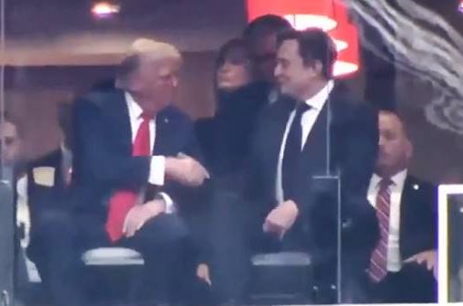 Trump-Musk, stretta di mano alla cerimonia per Charlie Kirk Trump e Musk