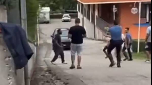 Danneggia auto e minaccia passanti con la fiamma ossidrica: arrestato straniero Danneggia auto e minaccia passanti con la fiamma ossidrica: arrestato straniero