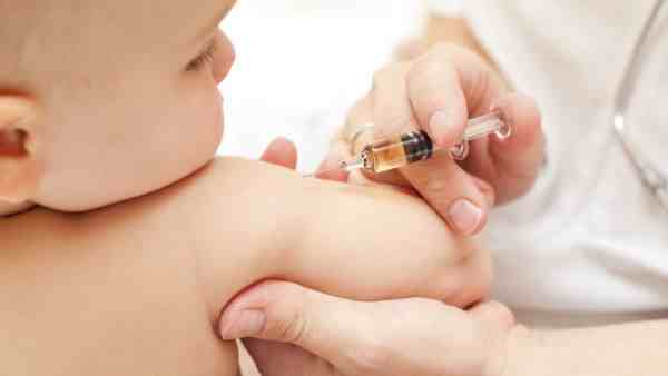 Lombardia, bocciato obbligo vaccinale per virus sinciziale: ira FI e Pd