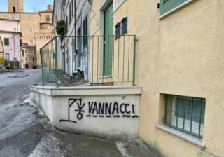 Jesi, murale con Vannacci a testa in giù