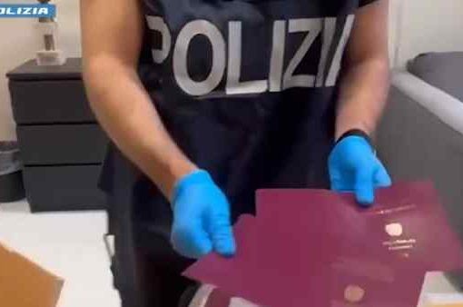Laboratorio clandestino di documenti falsi, arrestati due pakistani passaporti falsi polizia