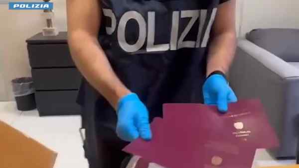 Laboratorio clandestino di documenti falsi, arrestati due pakistani Laboratorio clandestino di documenti falsi, arrestati due pakistani