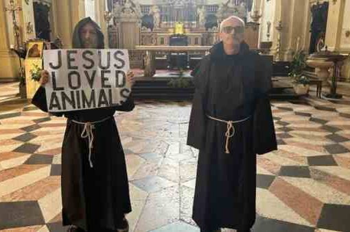 Verona, animalisti irrompono in chiesa vestiti da frati animalisti irrompono in chiesa