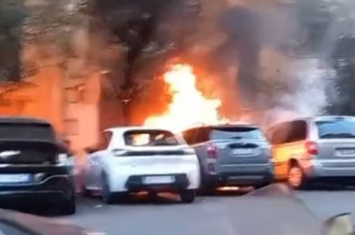 Roma: auto elettrica in fiamme, danneggiate altre vetture auto elettrica in fiamme