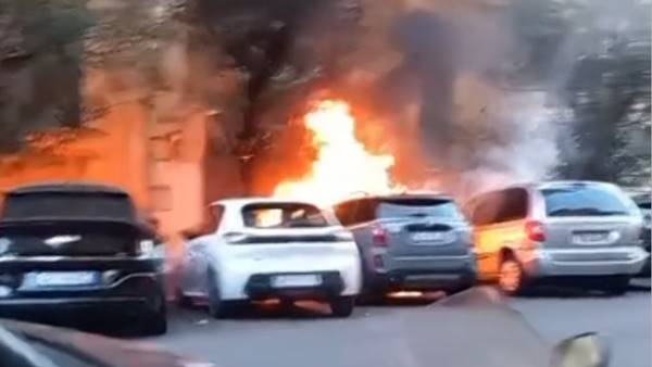 roma auto elettrica in fiamme danneggiate altre vetture