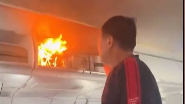 Paura in volo: batteria al litio esplode, fiamme in cabina Paura in volo: batteria al litio esplode, fiamme in cabina