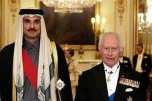 Dopo la corona, le piazze: l’eco che nessuno vuole sentire Buckingham Palace, Carlo III e l’emiro del Qatar REUTERS