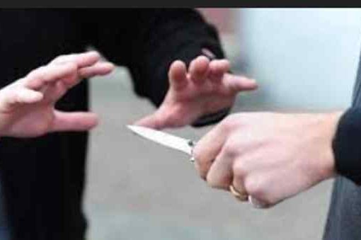 Coltellate e morsi al compagno, arrestata una 47enne coltellate