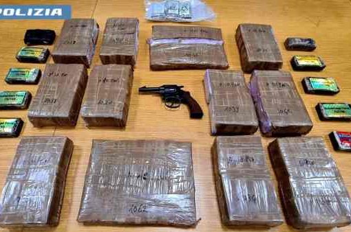 Una pistola e 15 kg di droga nel borsone: arrestati due peruviani droga e pistola