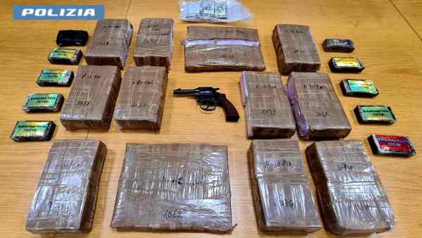 Una pistola e 15 kg di droga nel borsone: arrestati due peruviani