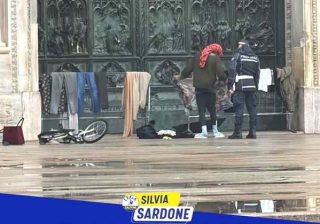 I panni bagnati appoggiati sulle transenne, utilizzate come veri e propri stendini. Il tutto davanti al sagrato del Duomo