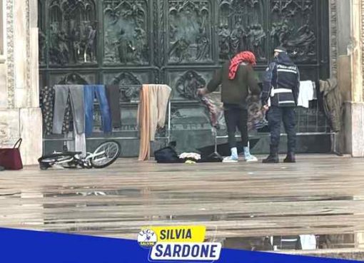Degrado a Milano, egiziano stende i panni sul sagrato del Duomo I panni bagnati appoggiati sulle transenne, utilizzate come veri e propri stendini. Il tutto davanti al sagrato del Duomo