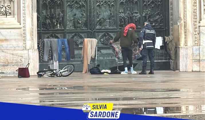 I panni bagnati appoggiati sulle transenne, utilizzate come veri e propri stendini. Il tutto davanti al sagrato del Duomo