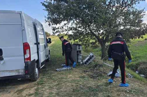 Furgone rubato usato come ariete per un furto: trovato vicino al campo Rom Furgone rubato usato come ariete per un furto: trovato vicino al campo Rom