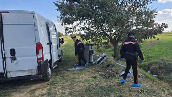 furgone rubato usato come ariete per un furto trovato vicino al campo rom