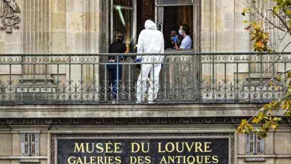 Furto al Louvre, ‘i due fermati stavano fuggendo in Algeria e Mali’ Furto al Louvre, ‘i due fermati stavano fuggendo in Algeria e Mali’