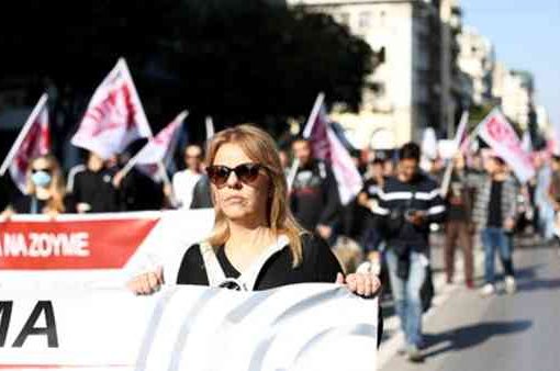 Parlamento greco vota per giornata lavorativa di 13 ore, ‘è schiavitù’ Grecia proteste
