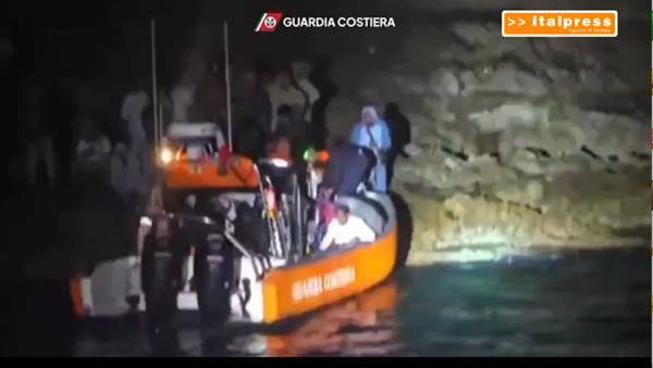 Migranti, 64 prelevati dalla Guardia costiera Migranti, 64 prelevati dalla Guardia costiera